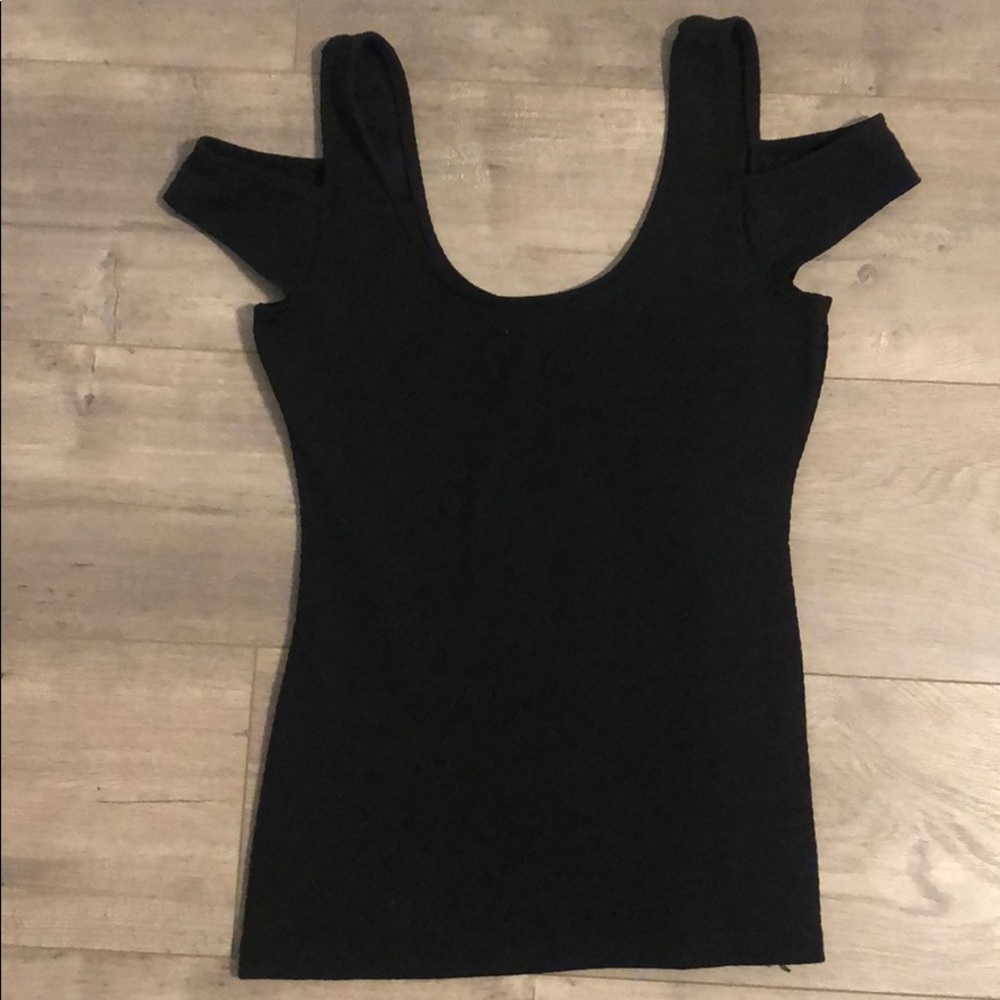 NWOT GUESS short sleeve open shoulder shirt
